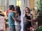 Ah, o amor... Bruno Gissoni e Yanna Lavigne beijam muito em shopping