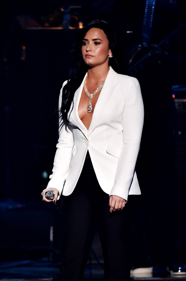 Demi Lovato usa colar de R$ 8 milhões da joalheria Mouawad em show especial no Grammy 2016 em homenagem a  Lionel Ritchie (Foto: Getty Image)