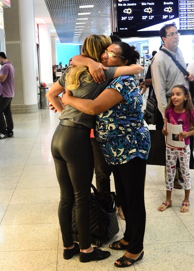 Deborah Secco abraça fã (Foto: William Oda / AgNews)