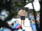 Kevin, do Jonas Brothers, curte tarde com sua mulher em piscina no Rio