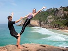 Mario Frias e a mulher mostram posições da acroyoga, mistura de acrobacia com ioga