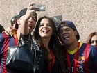 Marquezine posa com amigos de Neymar em apresentação do jogador