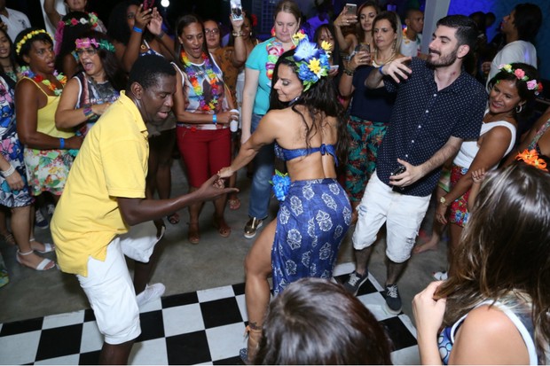 Viviane Araújo se diverte em festa surpresa preparada por fã-clube (Foto: Anderson Borde / AgNews)