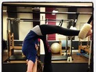 Hilary Duff mostra elasticidade durante aula de pilates