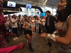 Ex-BBB Fabiana cai no samba mesmo com o pé imobilizado em SP