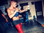 Estilo Justin Bieber: astro teen faz questão de exibir suas cuecas nas ruas ou nos palcos