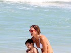 Letícia Birkheuer vai a praia com o filho no Rio