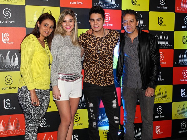 Luan Santana com a família em entrevista em São Paulo (Foto: Manuela Scarpa/ Foto Rio News)
