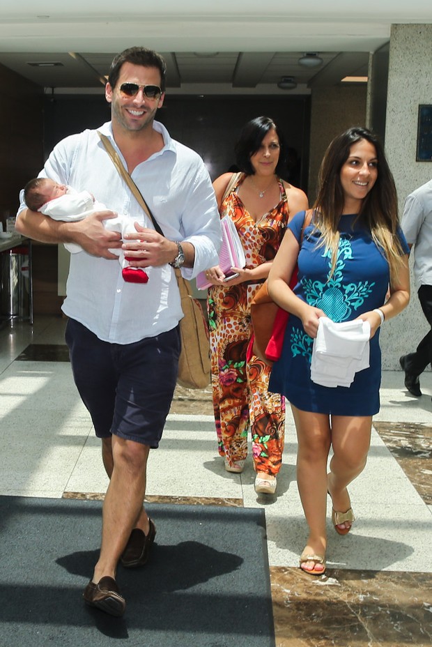 Henri Castelli deixa a maternidade com a namorada e filha, Maria eduarda (Foto: Manuela Scarpa/Foto Rio News)