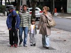 Carolina Dieckmann passeia com o marido e os filhos
