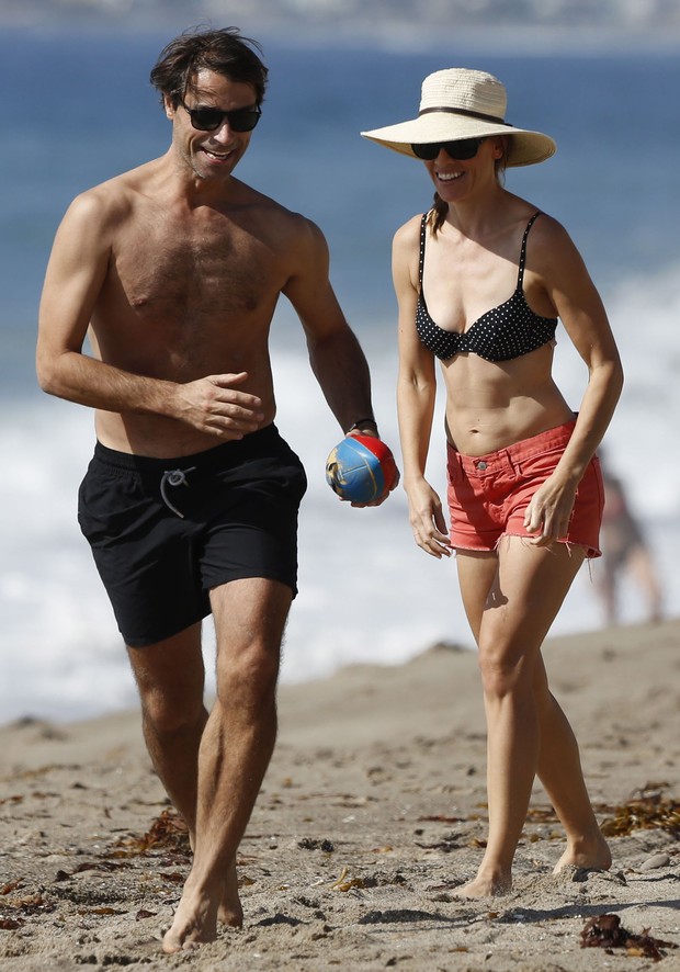 Hilary Swank e o namorado, Laurent Fleury, em praia em Malibu, na Califórnia, nos Estados Unidos (Foto: Grosby Group/ Agência)