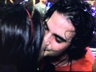 Fiuk beija fã no palco durante show no carnaval de Floripa