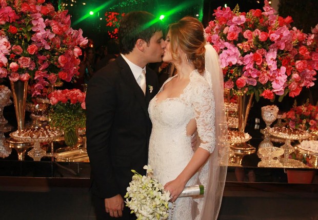 Após casamento, Vesgo beija a noiva  (Foto: Celso Tavares/EGO)