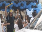 Rafael Vitti ganha 'festa surpresa' de fãs após fim de 'Malhação' no Rio