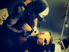 Mateus Verdelho faz nova tatuagem