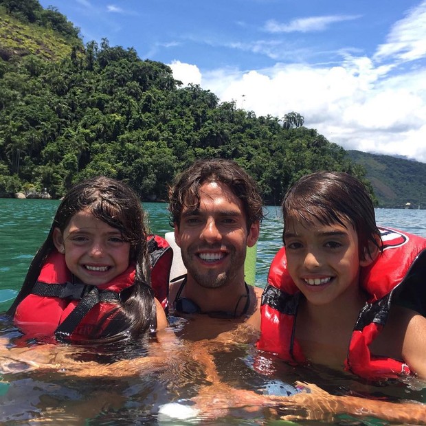 Kaká com os filhos (Foto: Reprodução/Instagram)