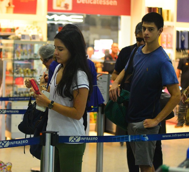 William Bonner e Fátima Bernardes com os filhos no aeroporto (Foto: William Oda / AgNews)