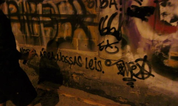Pichadores se revoltam e destroem grafite de Justin Bieber (Foto: Divulgação)