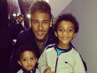 Neymar paparica filhos de Robinho após jogo