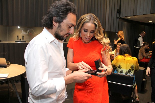 Danielle Winits em inauguração com o designer, Jack Vartanian (Foto: Thyago Andrade / Foto Rio News)