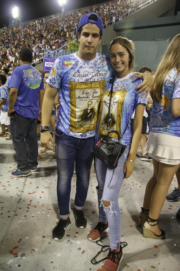 Enzo Celulari e a namorada  em ensaio da Beija-Flor (Foto: Daniel Pinheiro/AgNews )