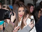Selena Gomez faz careta ao posar com fã em Londres