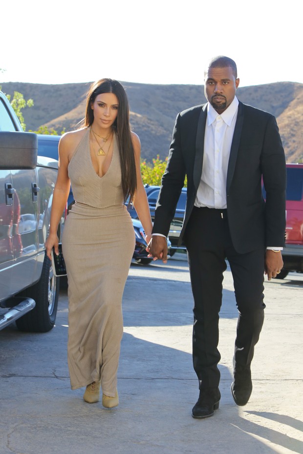 Kim Kardashian e Kanye West vão a casamento em tarde de sol na Califórnia (Foto: X-17)