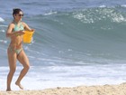 Priscila Fantin curte sábado de sol na praia com a família e exibe boa forma