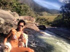 Raica Oliveira posa de biquíni com cachorros em cachoeira