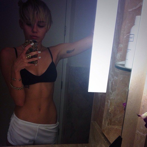 Miley Cyrus posa de top e shortinho (Foto: Instagram/ Reprodução)