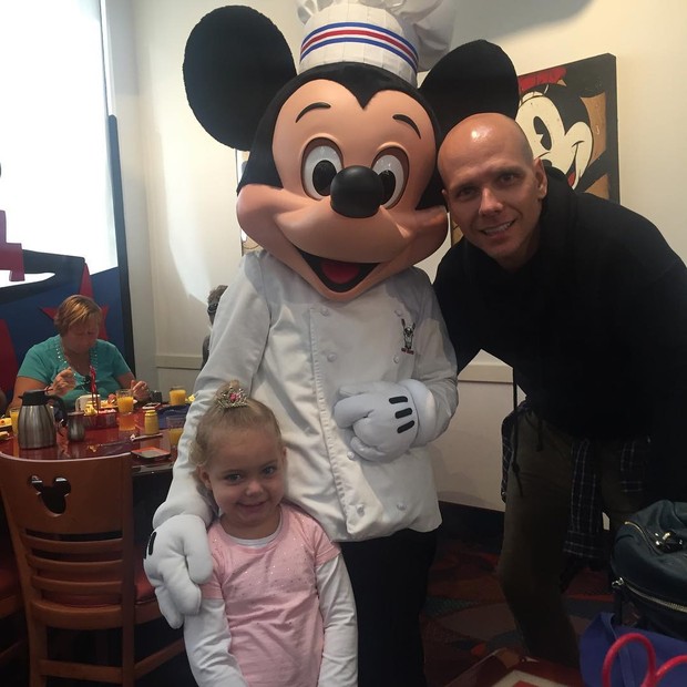 Fernando Scherer com a filha Brenda e o Mickey (Foto: Reprodução/Instagram)