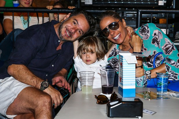 Adriane Galisteu e o marido Alexandre Iodice com o filho Vittorio (Foto: Manuela Scarpa/Photo Rio News)