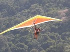 Murilo Benício faz voo de asa-delta no Rio