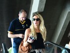 Com look roqueira, Giovanna Ewbank embarca em aeroporto do Rio