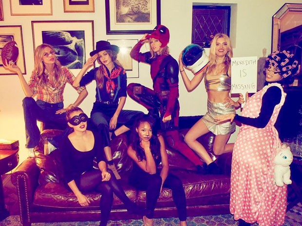 Martha Hunt, Emmie Gundler, Gigi Hadid, Kennedy Rayé, Taylor Swift, Lily Donaldson e Camila Cabello em festa de Halloween (Foto: Instagram/ Reprodução)
