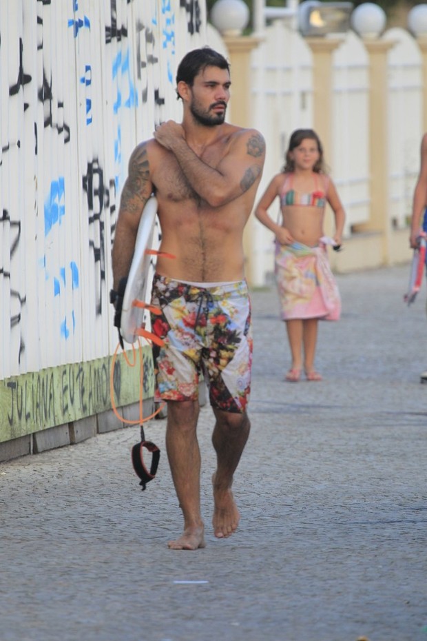 Juliano Cazarré surfando no Rio (Foto: Delson Silva/AgNews)