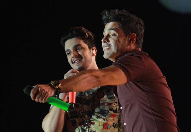Luan Santana e Zezé Di Camargo durante show em Porto Alegre (Foto: Celso Tavares/EGO)