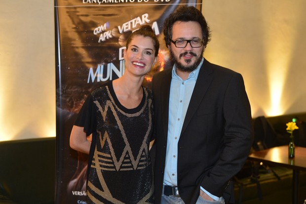 Alinne Moraes e Danton Mello no lançamento do DVD de “Como Aproveitar o Fim do Mundo” (Foto: André Muzell / AgNews)