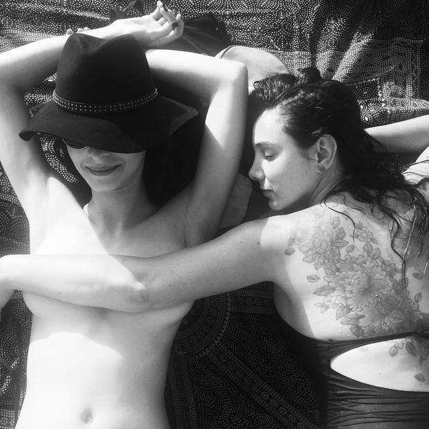Giselle Batista posa seminua (Foto: Reprodução / Instagram)