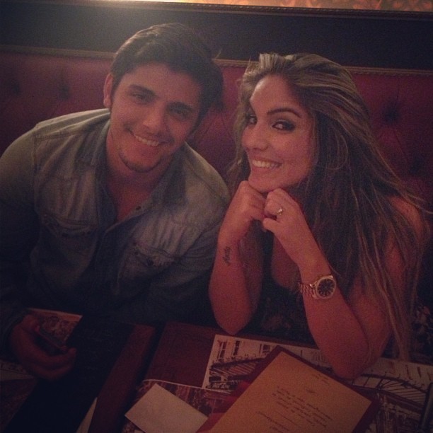 Bruno Gissoni e ex-BBB Anamara em restaurante no Rio (Foto: Instagram/ Reprodução)