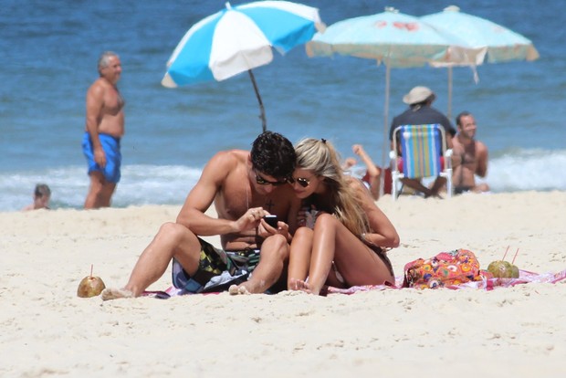 Yasmin Brunet e marido, Evandro Soldati na praia de Ipanema (Foto: Fábio Moreno / FotoRioNews)