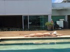 Luciana Gimenez posa de biquíni e sensualiza à beira da piscina