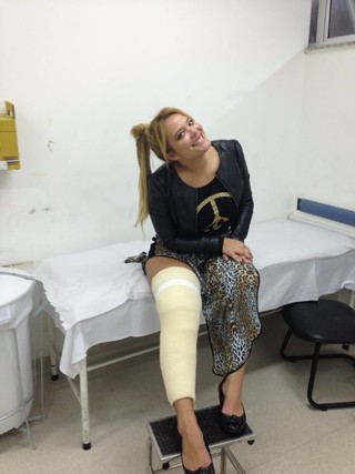 Geisy machuca joelho em gravação de programa de TV (Foto: Divulgação)