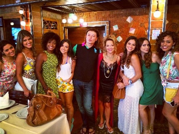David Brazil com elenco feminino de Em Família (Foto: Instagram / Reprodução)