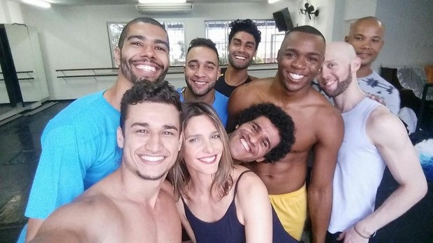 Fernanda Lima com seus dançarinos do &#39;Amor e Sexo&#39; (Foto: Reprodução/Facebook)