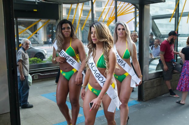 Candidatas para Miss Bumbum invadem o metro de São Paulo (Foto: Marcelo Brammer / AgNews)