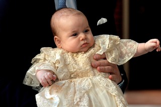 Kate Middleton e príncipe George (Foto: JOHN STILLWELL ANDREW COWIE / AFP)
