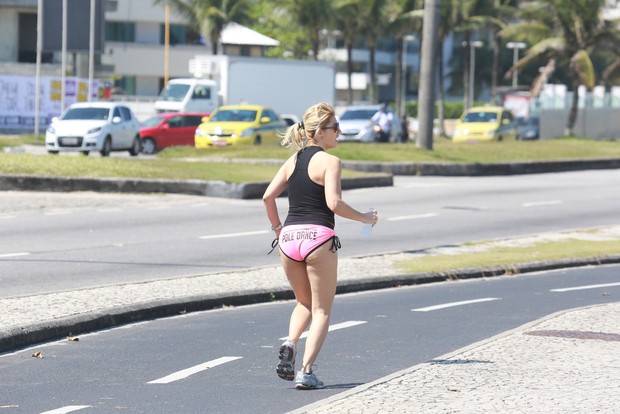 Antônia Fontenelle corre na orla da Barra e exibe celulite (Foto: Dilson Silva / AgNews)