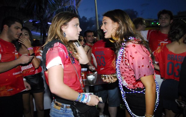 Alice Wegmann e Bruna Marquezine em camarote em Salvador (Foto: Divulgacao /Ag Fred Pontes - Myrelle Moreira)
