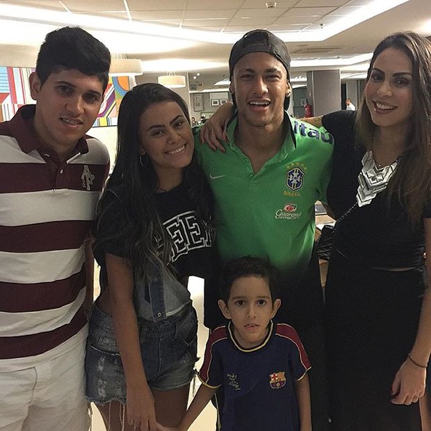 Alinne Rosa com a família e Neymar em Salvador, na Bahia (Foto: Instagram/ Reprodução)